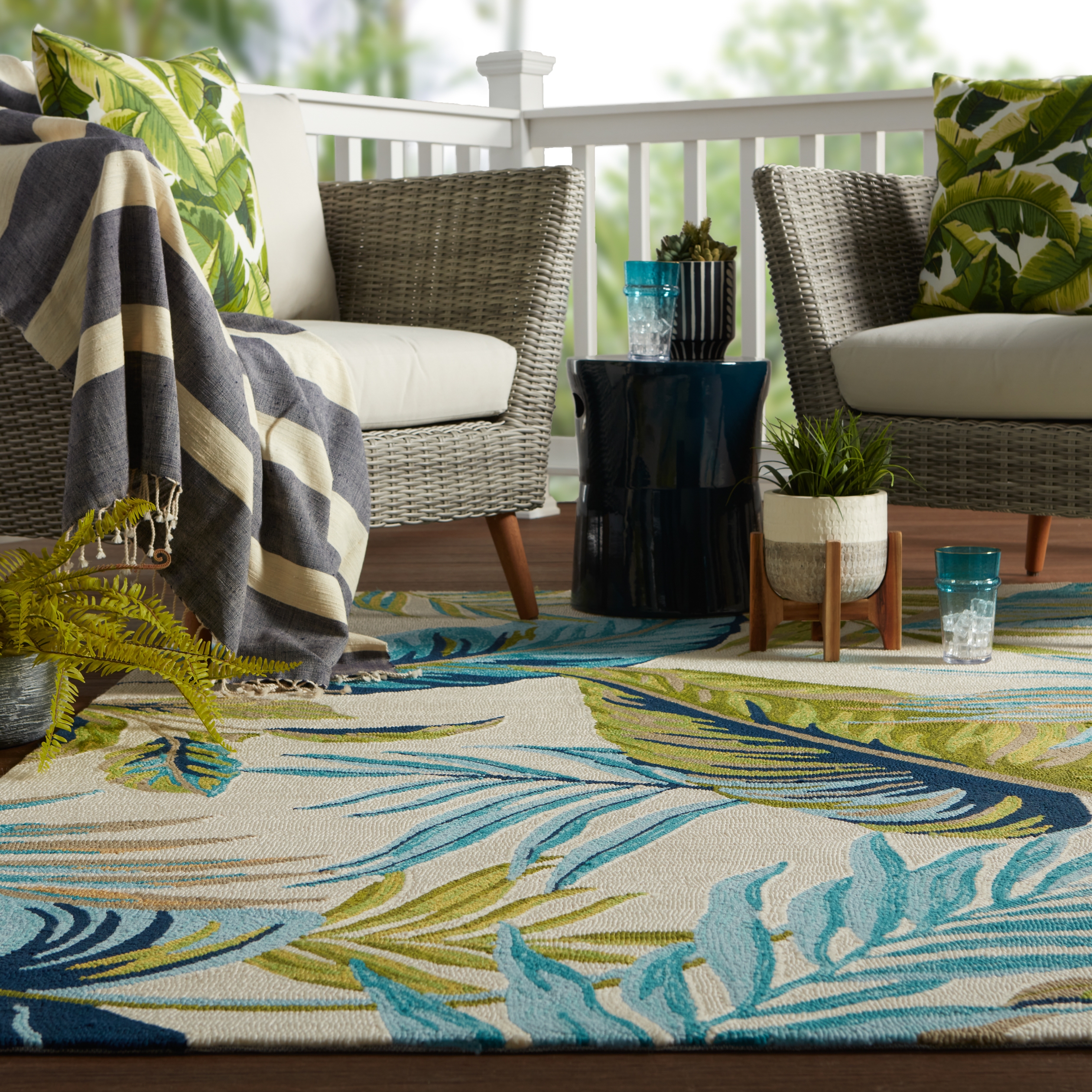 Fraise Indoor/ Outdoor Floral Blue/ Green Area Rug (5' X 7'6") - Image 6