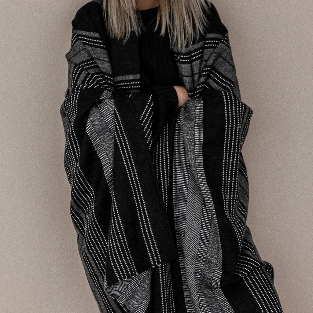The Citizenry Nevado Alpaca Throw | Black - Image 2