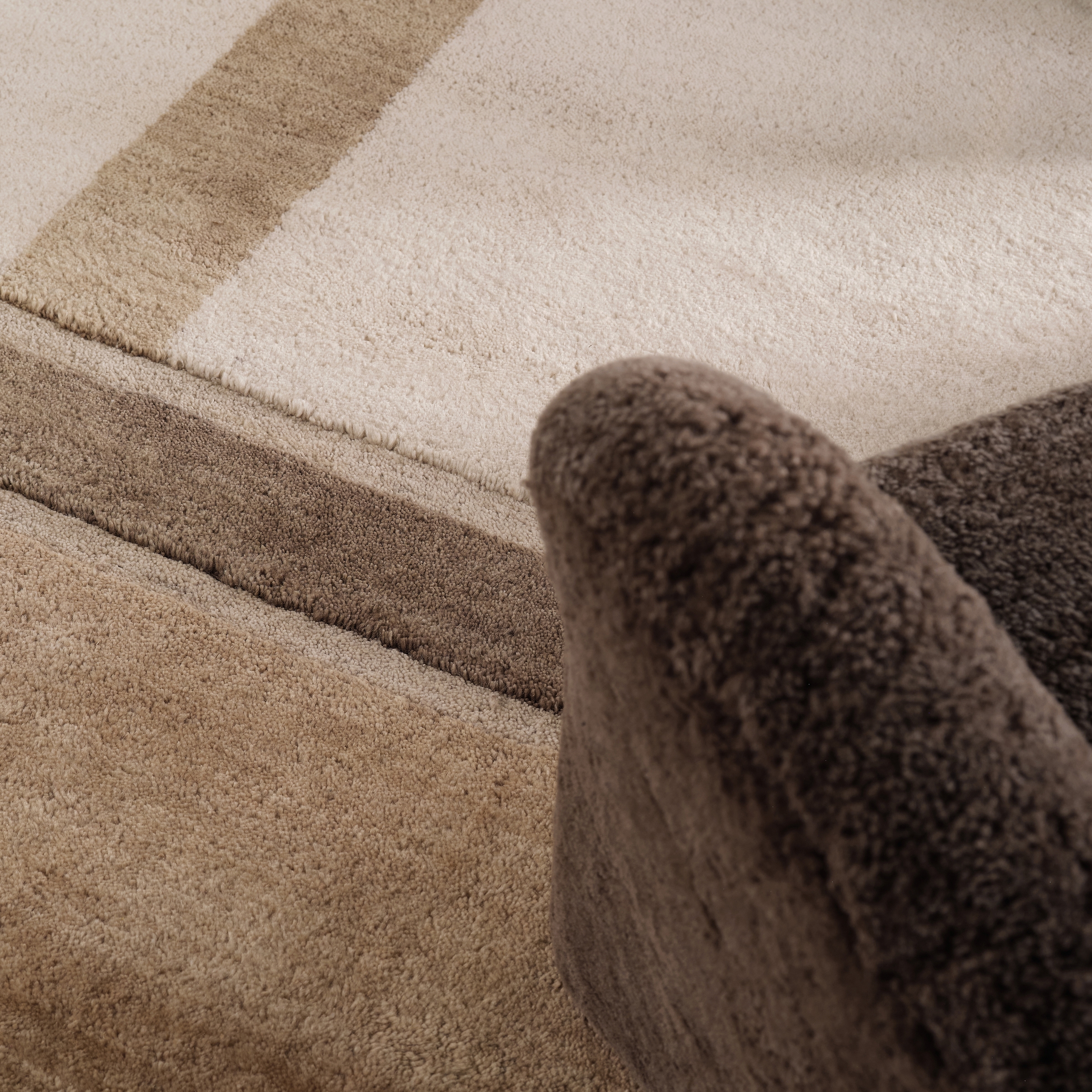 Kole SML01 Handknotted Contemporary Brown and Tan Area Rug (6'x9') - Image 5