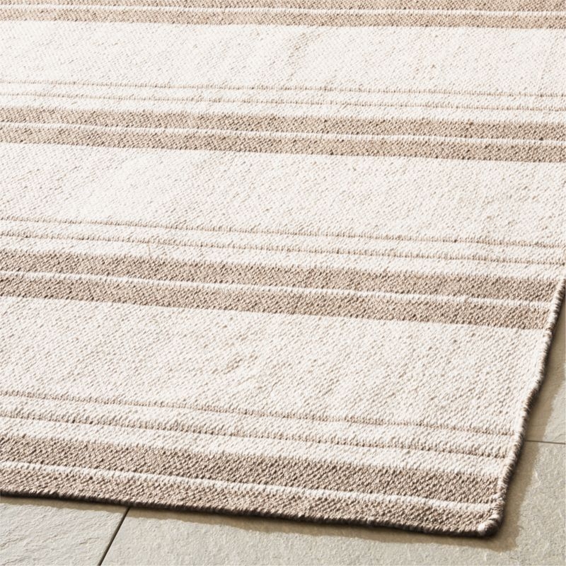 Calyx Sand and White Reversible Indoor/Outdoor Performance Area Rug 5'x8' - Image 3