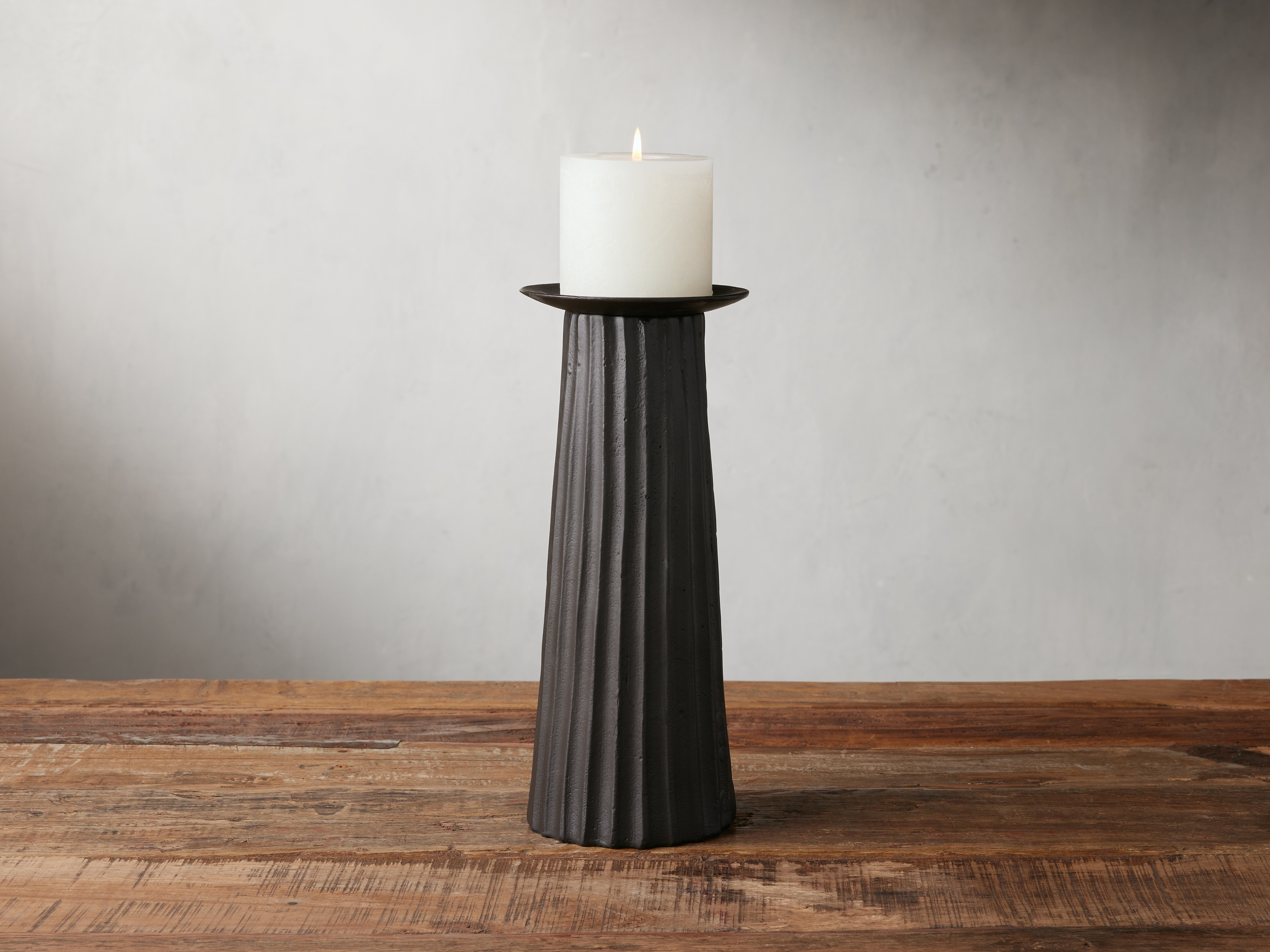 Fluted Pillar Holder in Aluminum Large Black - Image 0