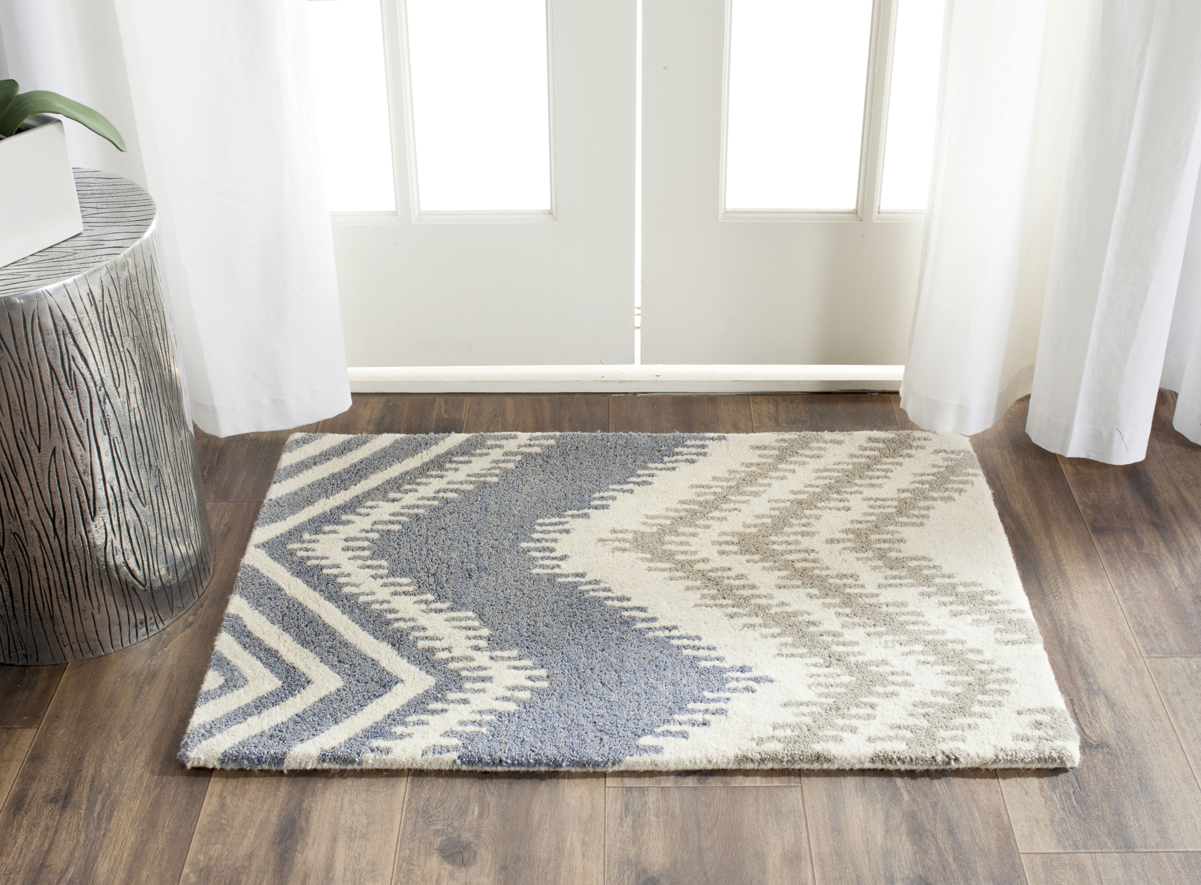 Arlo Home Hand Tufted Area Rug, CPR445A, Blue/Ivory,  2' X 3' - Image 1