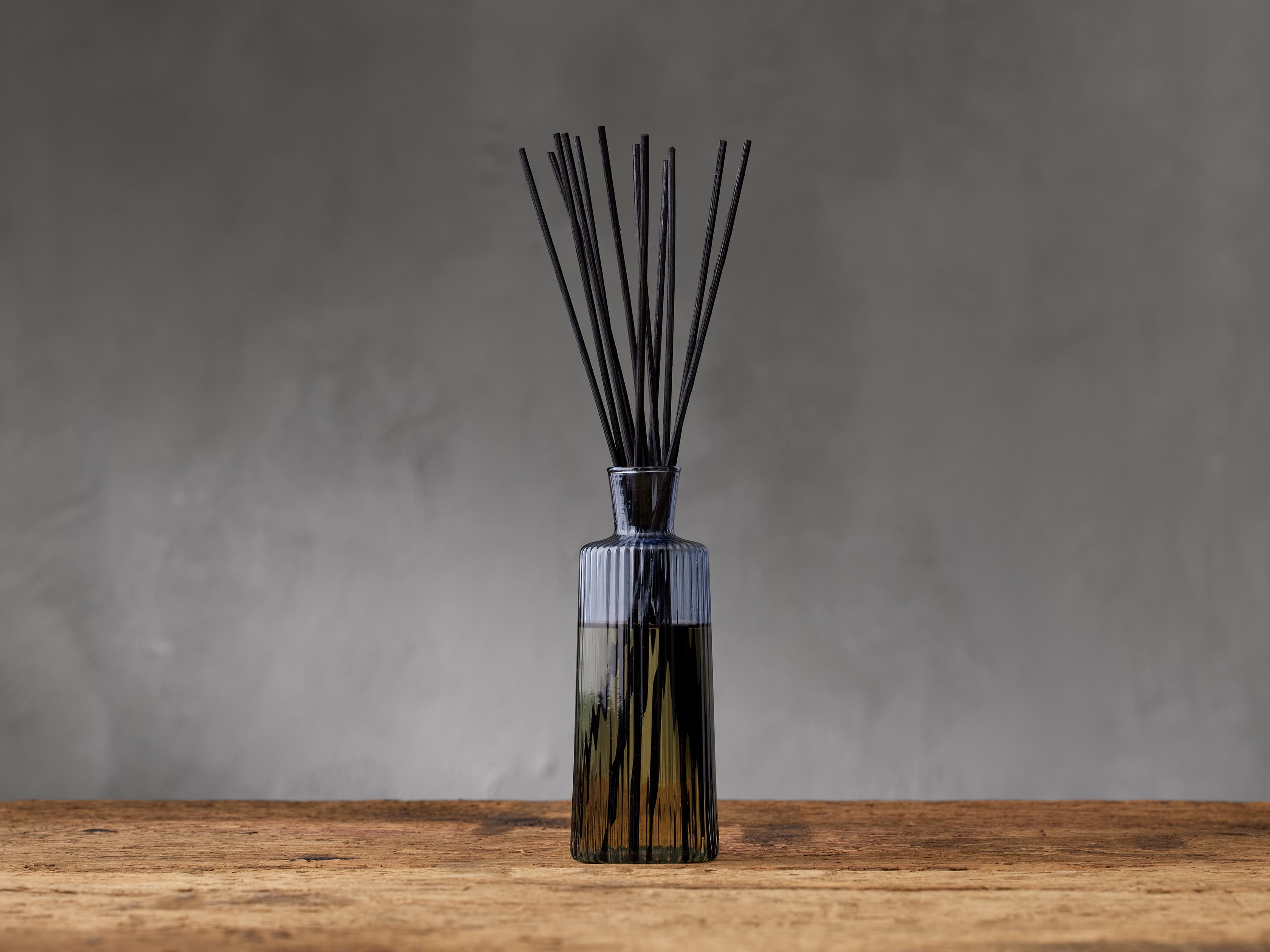Signature Diffuser in Suede Wood And Vetiver Glass Blue - Image 0