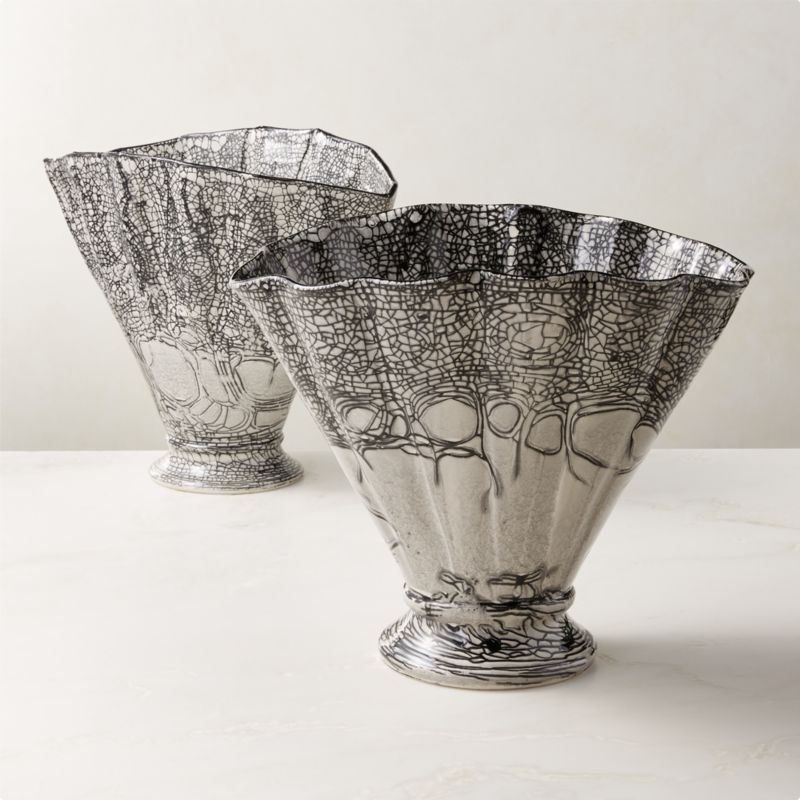 Cavo Scalloped Black And White Vase - Image 3