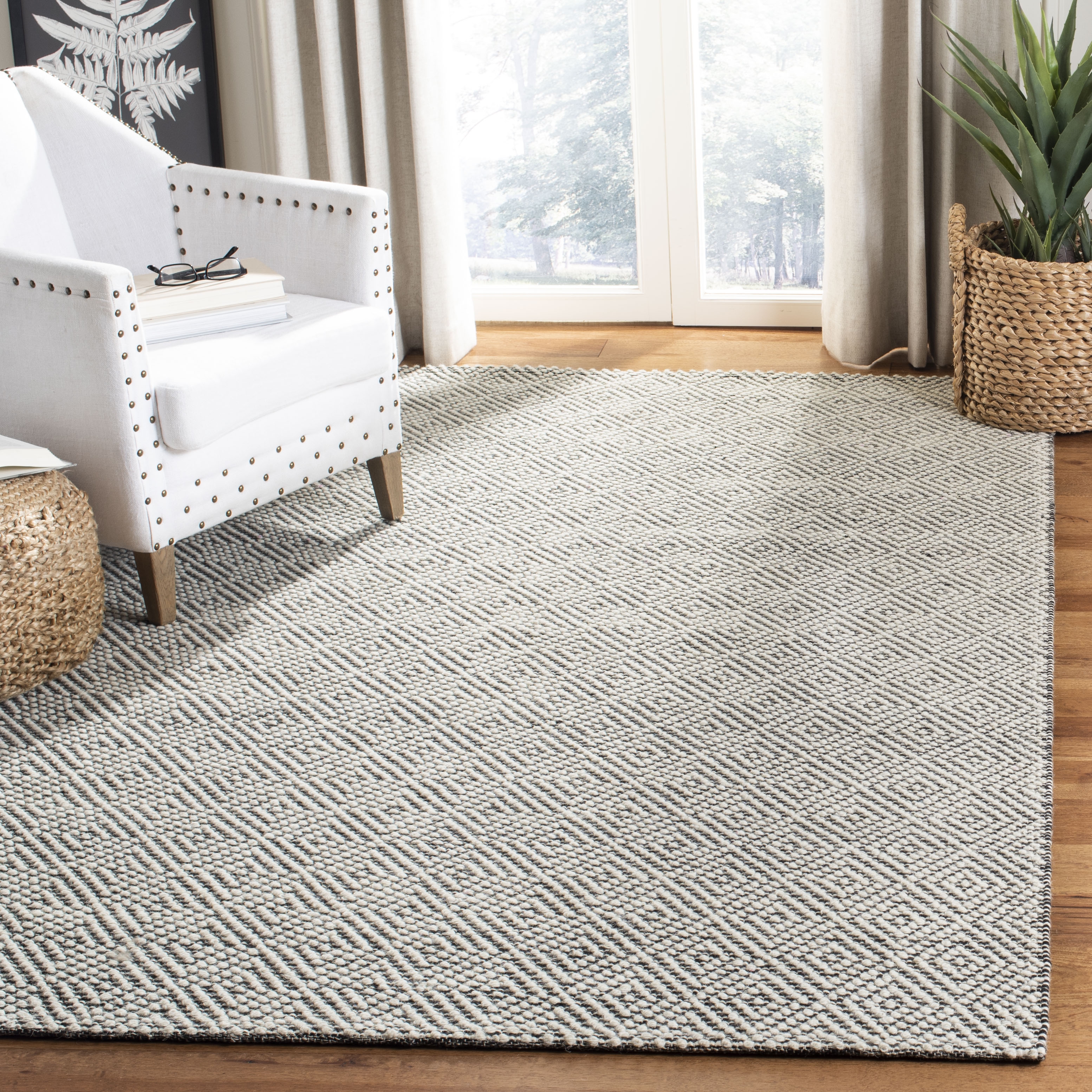 Arlo Home Hand Woven Area Rug, VRM305Z, Ivory/Black,  6' X 9' - Image 1