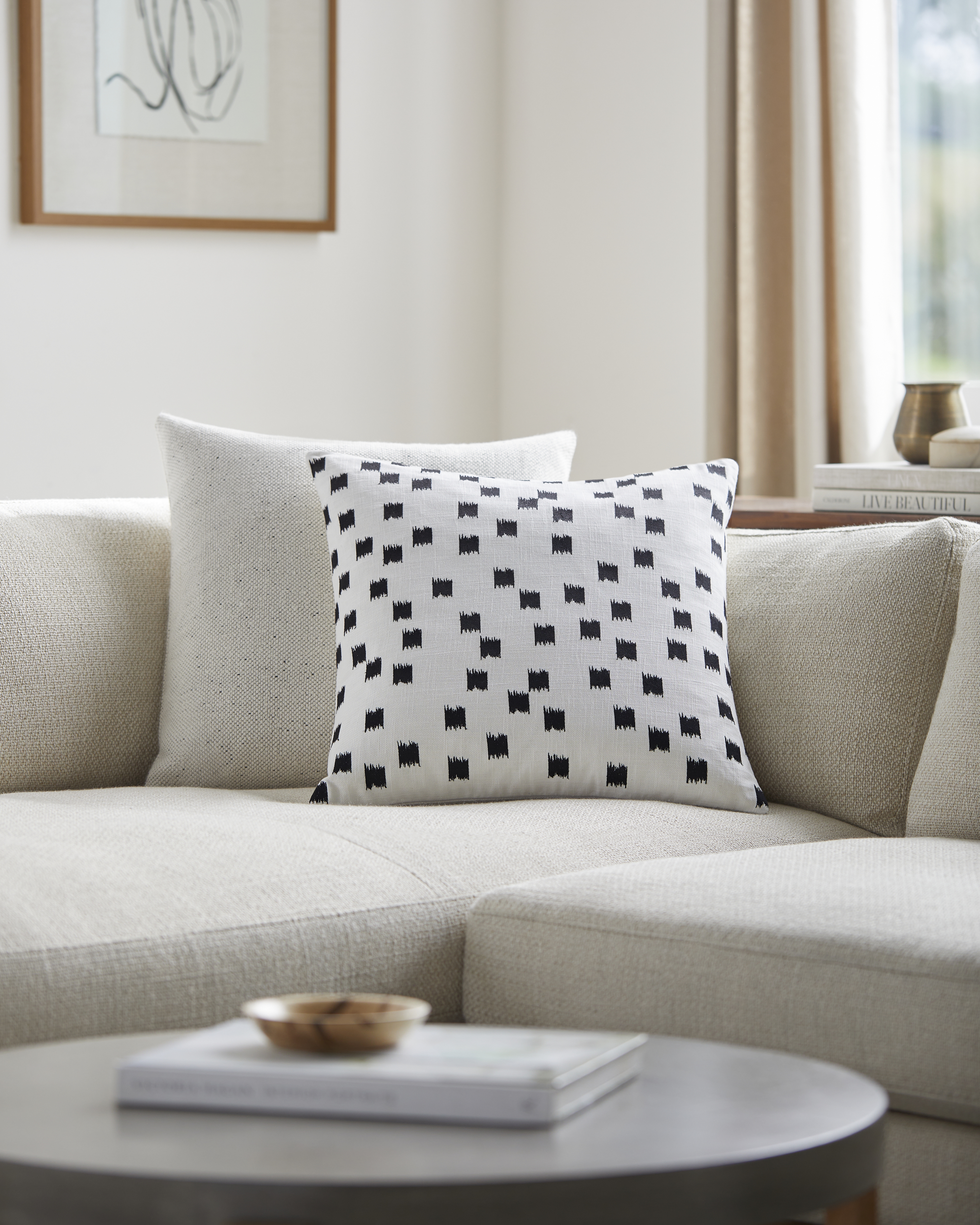 Chromatique CTQ-004 18"L x 18"W Pillow Cover - Image 1