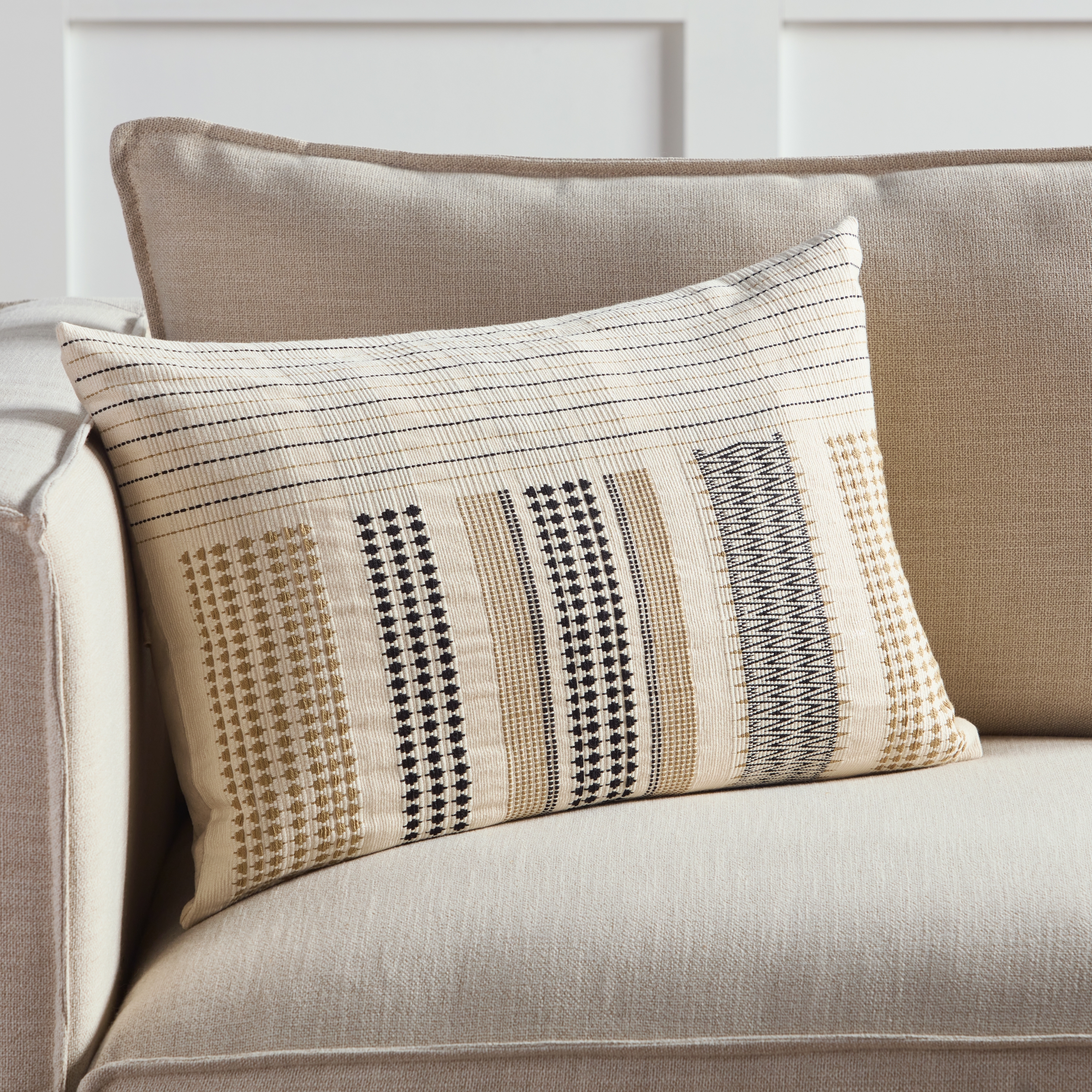 Design (US) Cream 16"X24" Pillow - Image 3