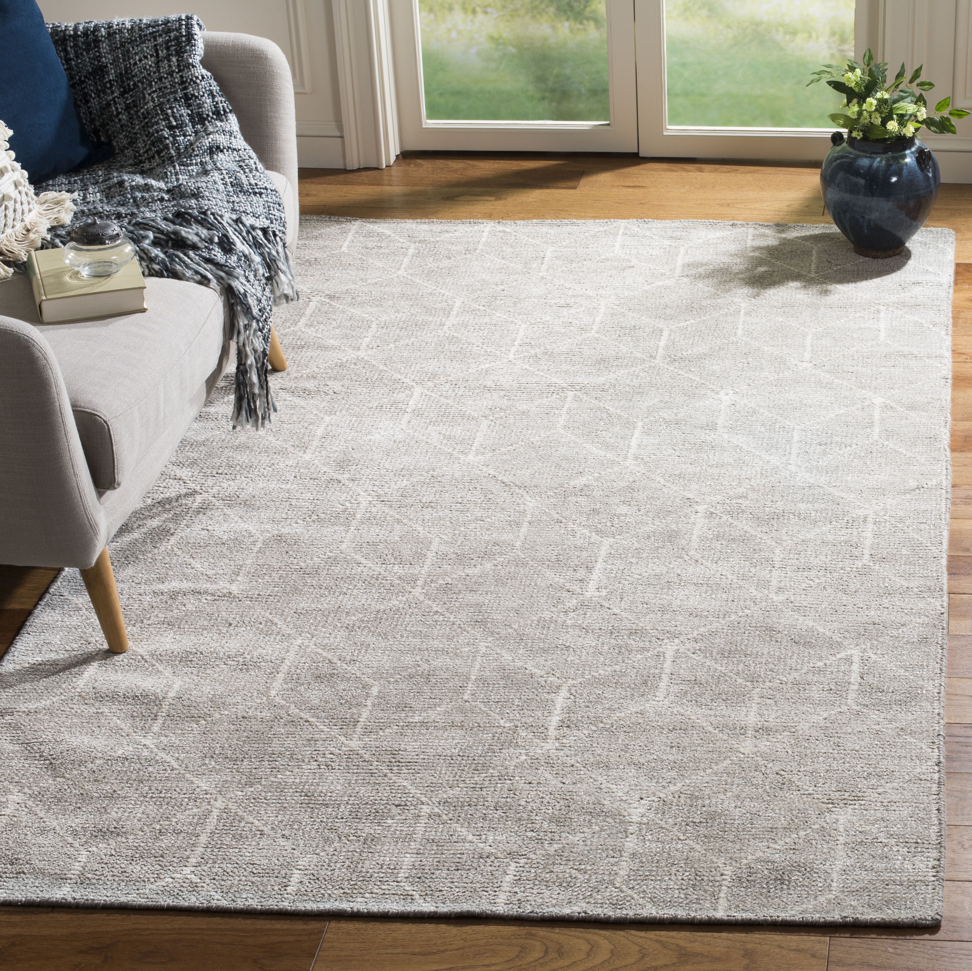 Arlo Home Hand Knotted Area Rug, STW904A, Silver,  4' X 6' - Image 1