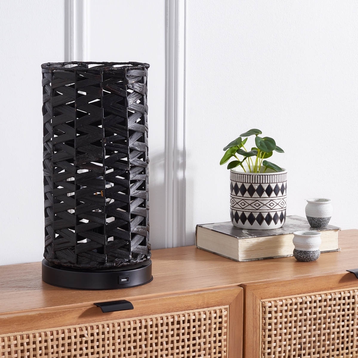 Kirin 15" Table Lamp W/ Usb - Black - Safavieh - Image 4