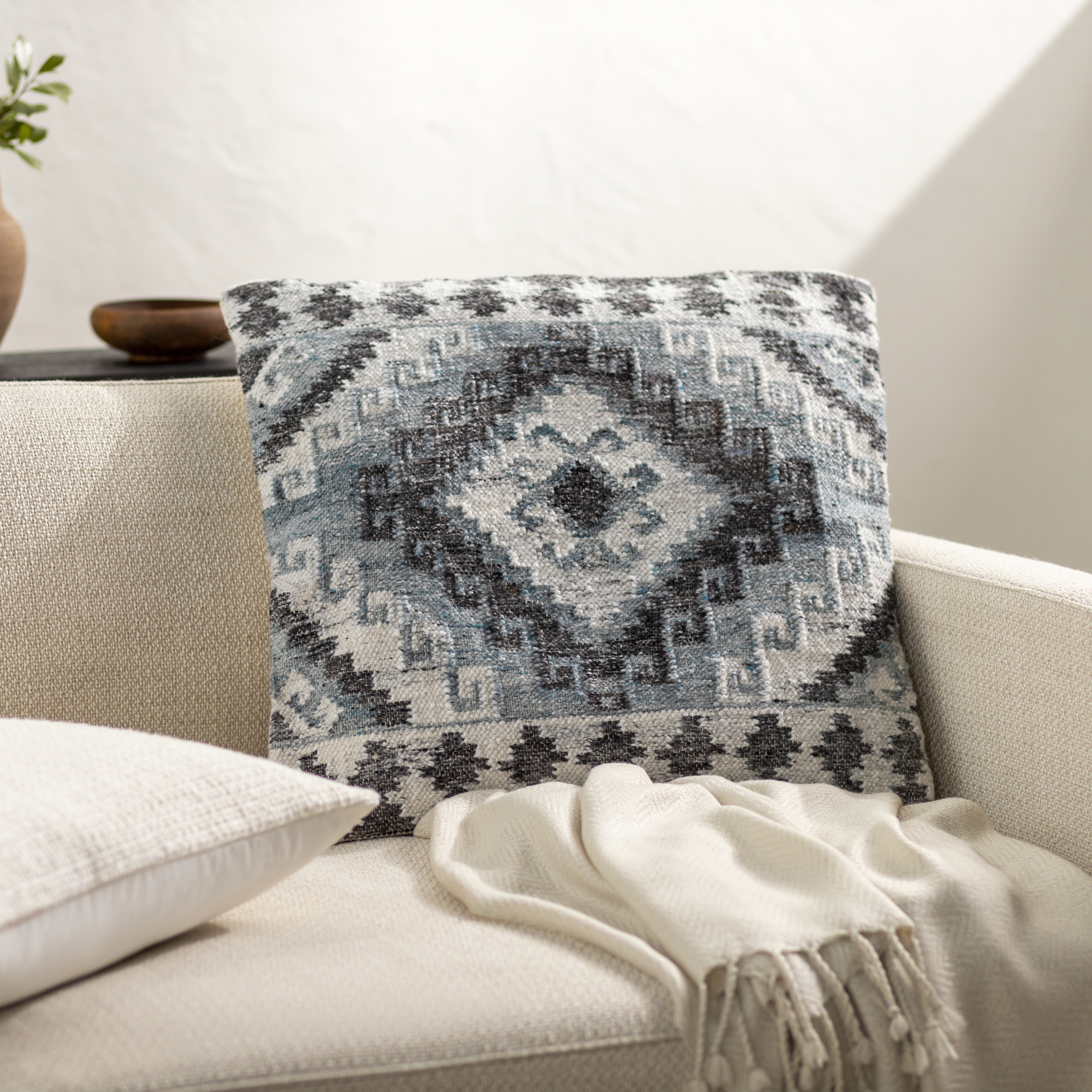 Alyssa AYS-007 14"L x 22"W Pillow Cover - Image 0