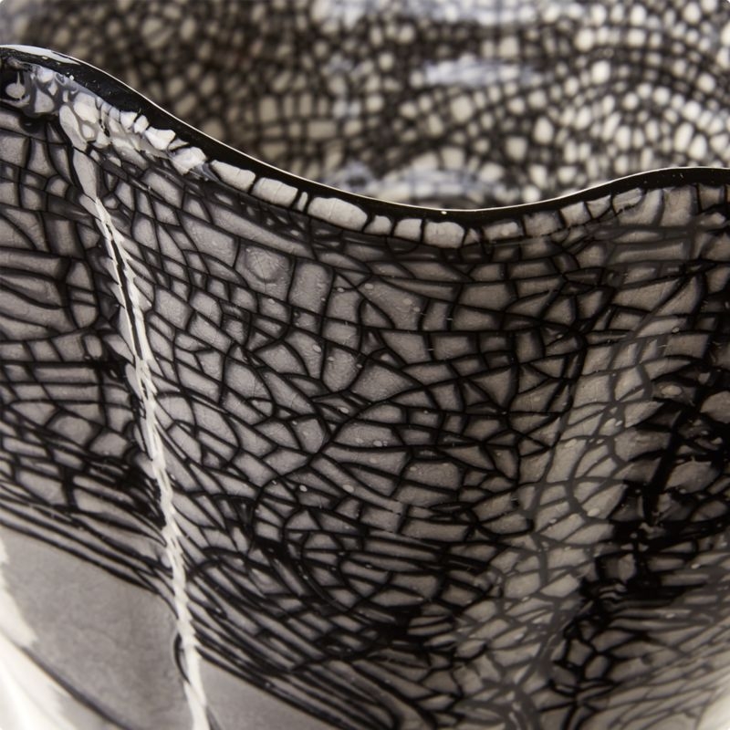 Cavo Scalloped Black And White Vase - Image 2