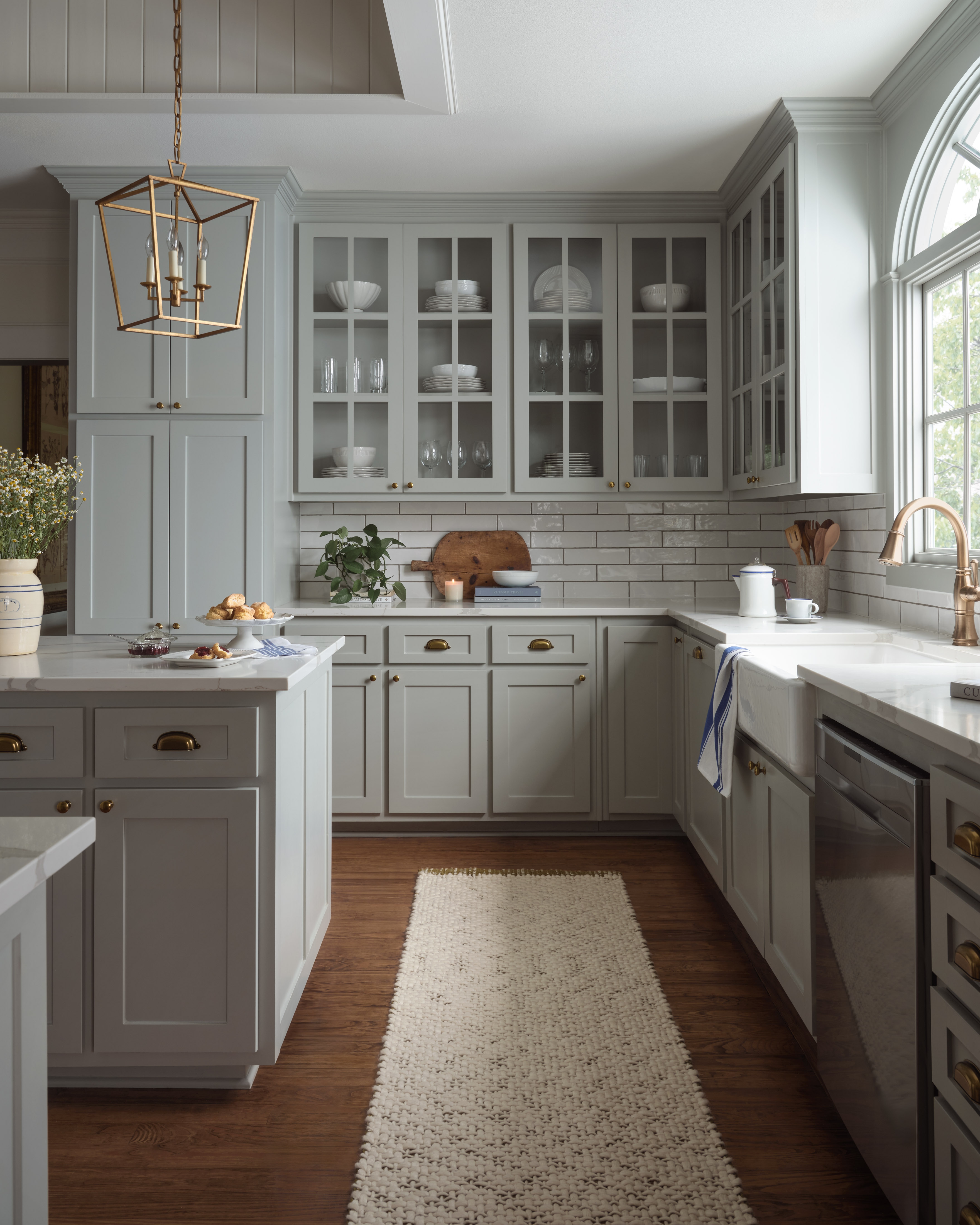 Magnolia Home by Joanna Gaines x Loloi Betty Ivory / Green 2'-6" x 7'-6" - Image 1