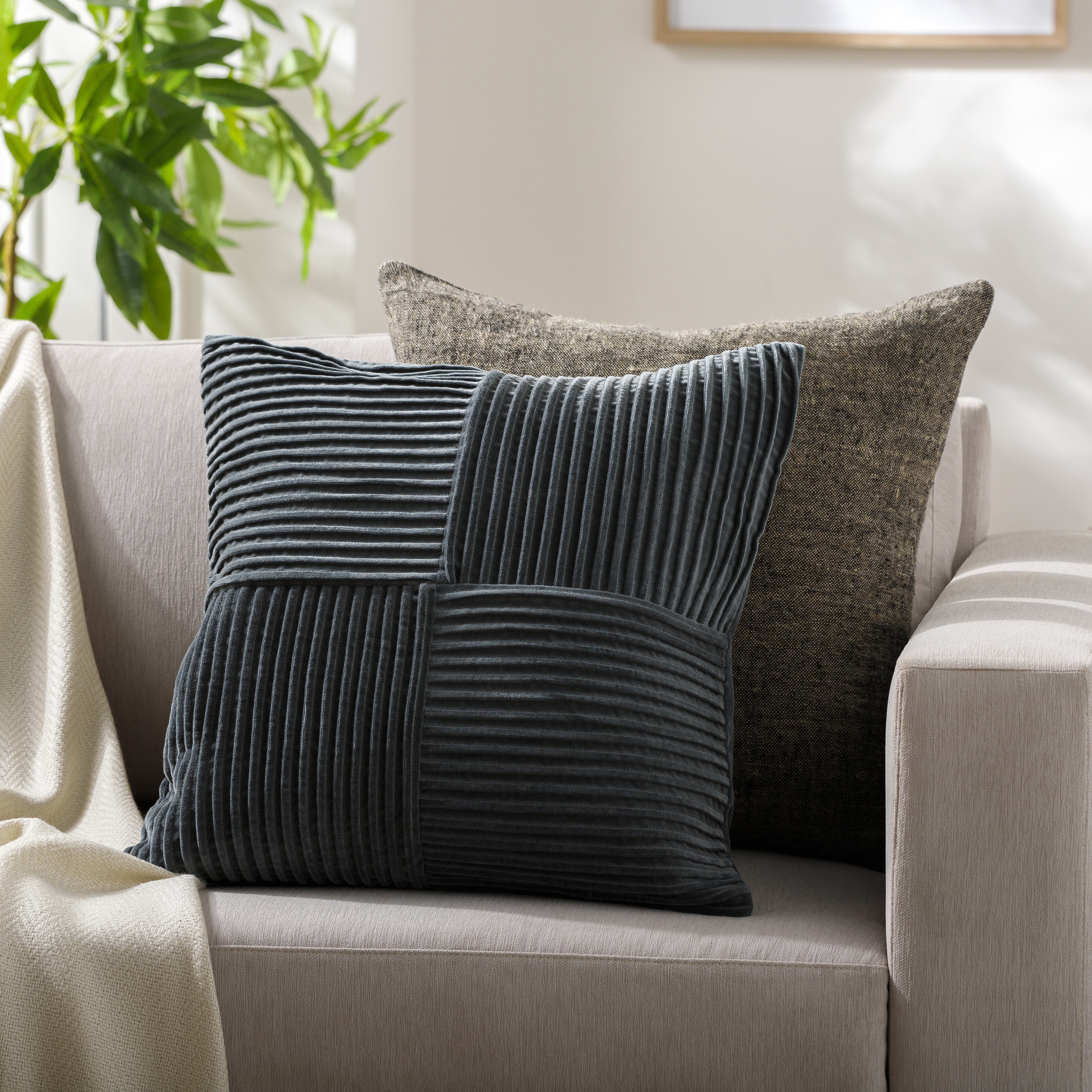 Conrad CRN-004 18"L x 18"W Polyester Filled Pillow - Image 2