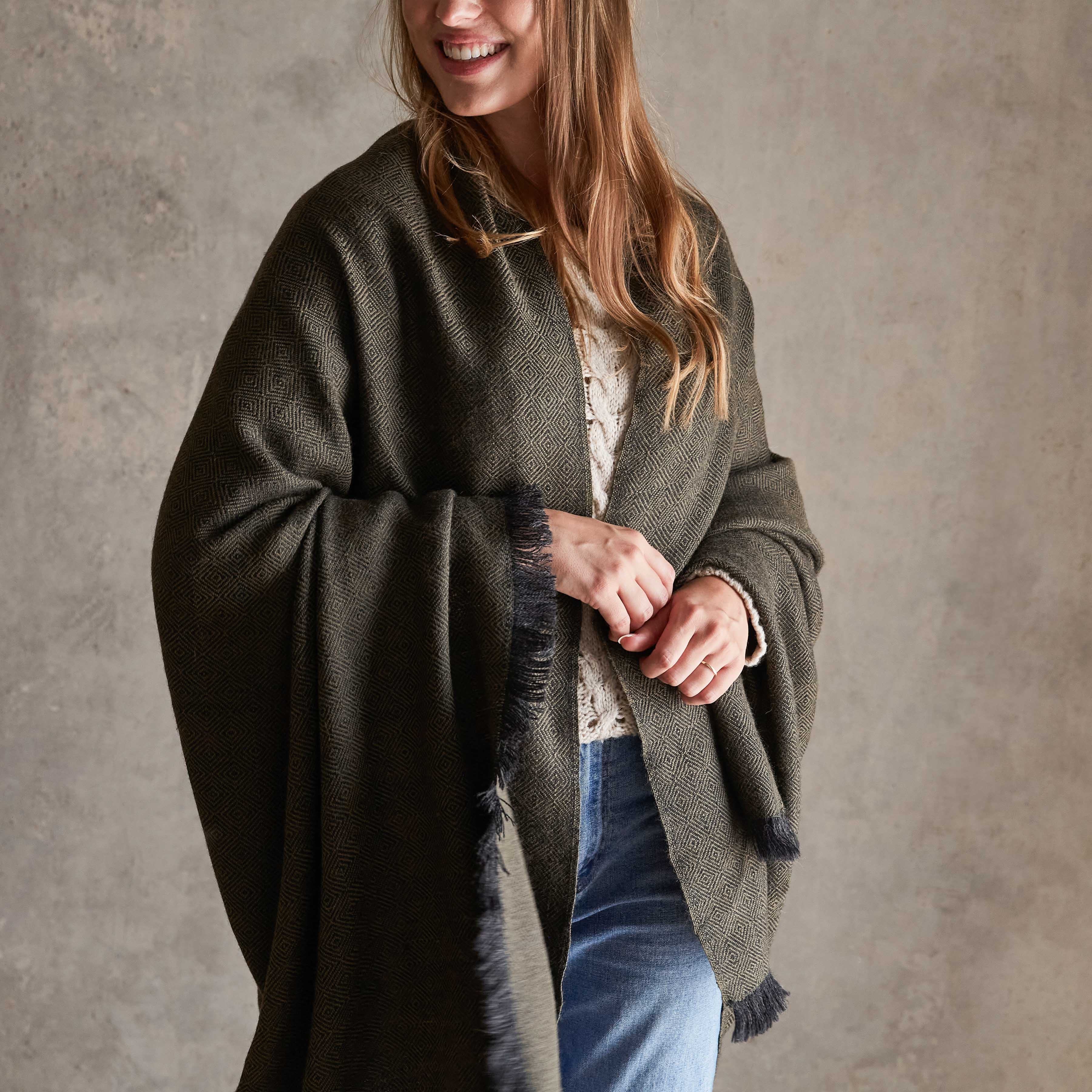 The Citizenry La Calle Alpaca Throw | Black - Image 3