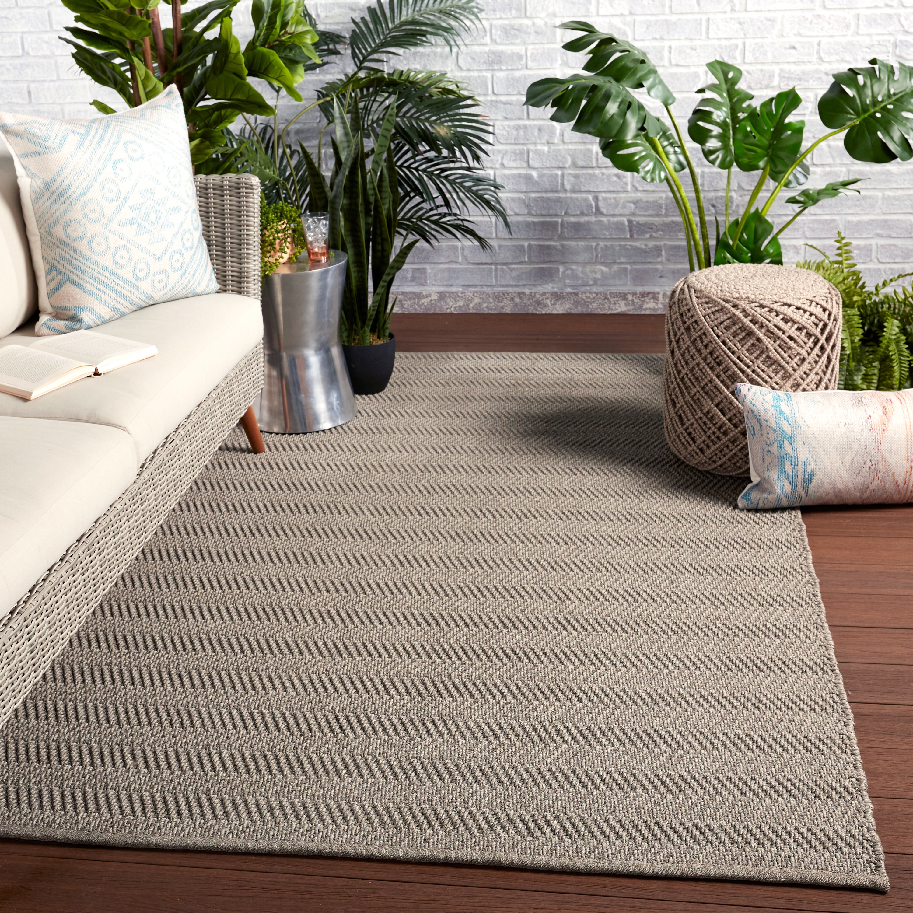 Saeler Indoor/ Outdoor Striped Gray Area Rug (7'6"X9'6") - Image 4