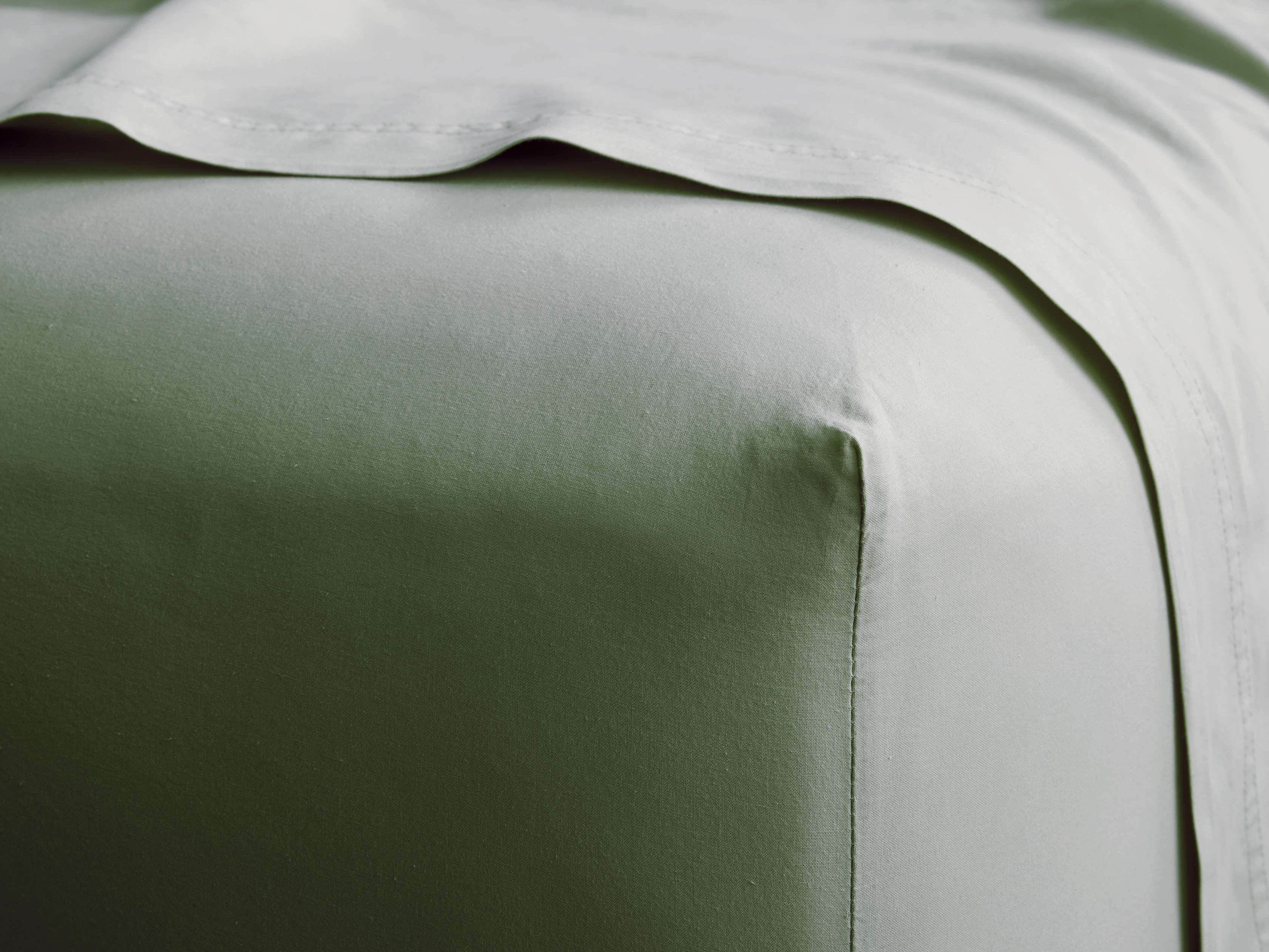 Italian Garment-Dyed Fitted Sheet Percale Queen in Green - Image 0