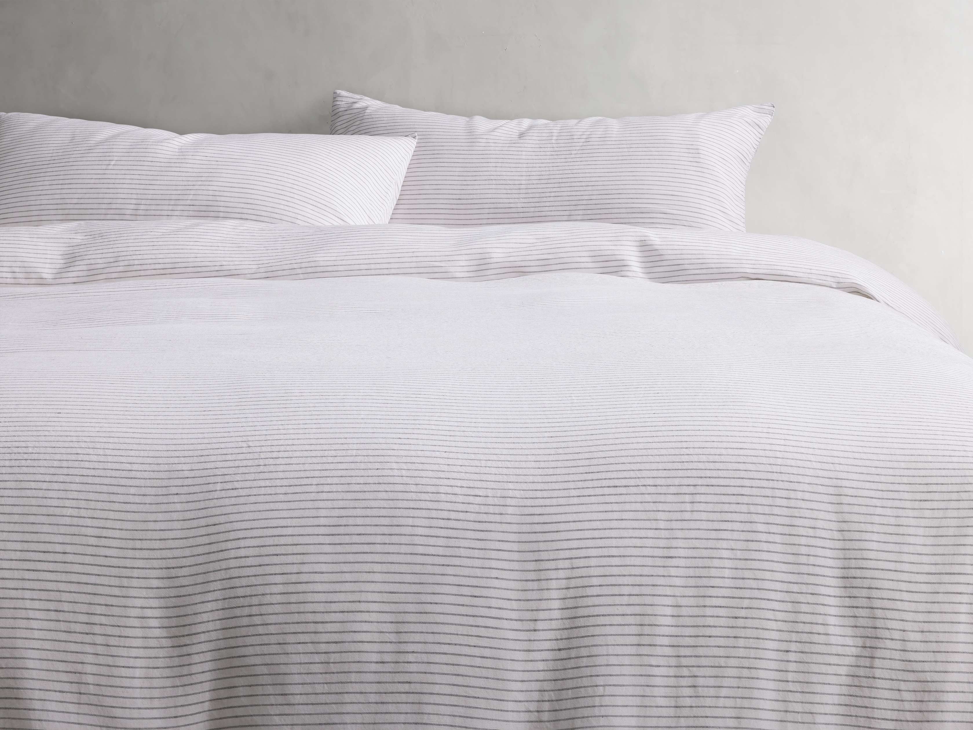 Italian Yarn-Dyed Duvet Set Linen Queen in Gray  Carbon  - Image 0