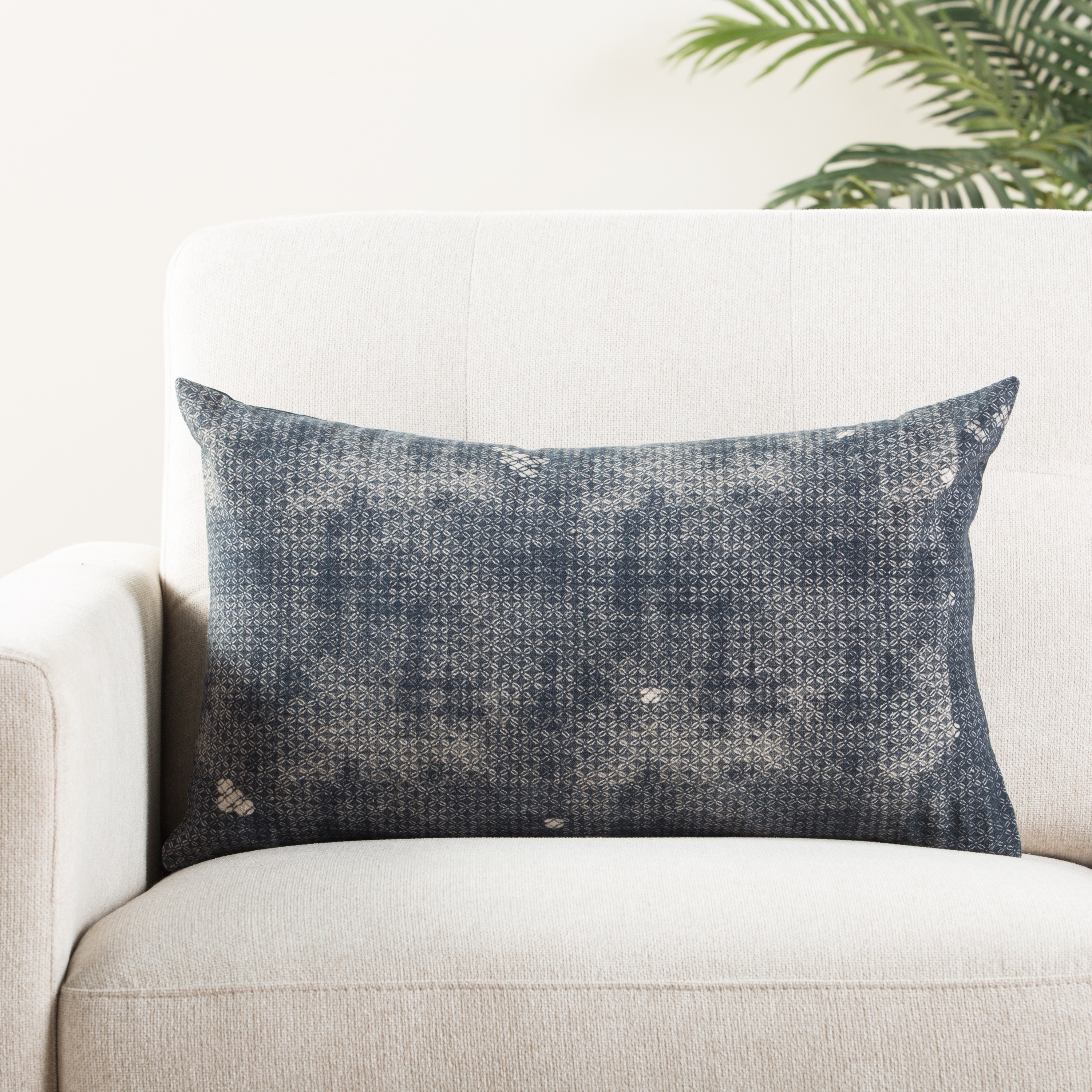 Design (US) Indigo 14"X24" Pillow - Image 3