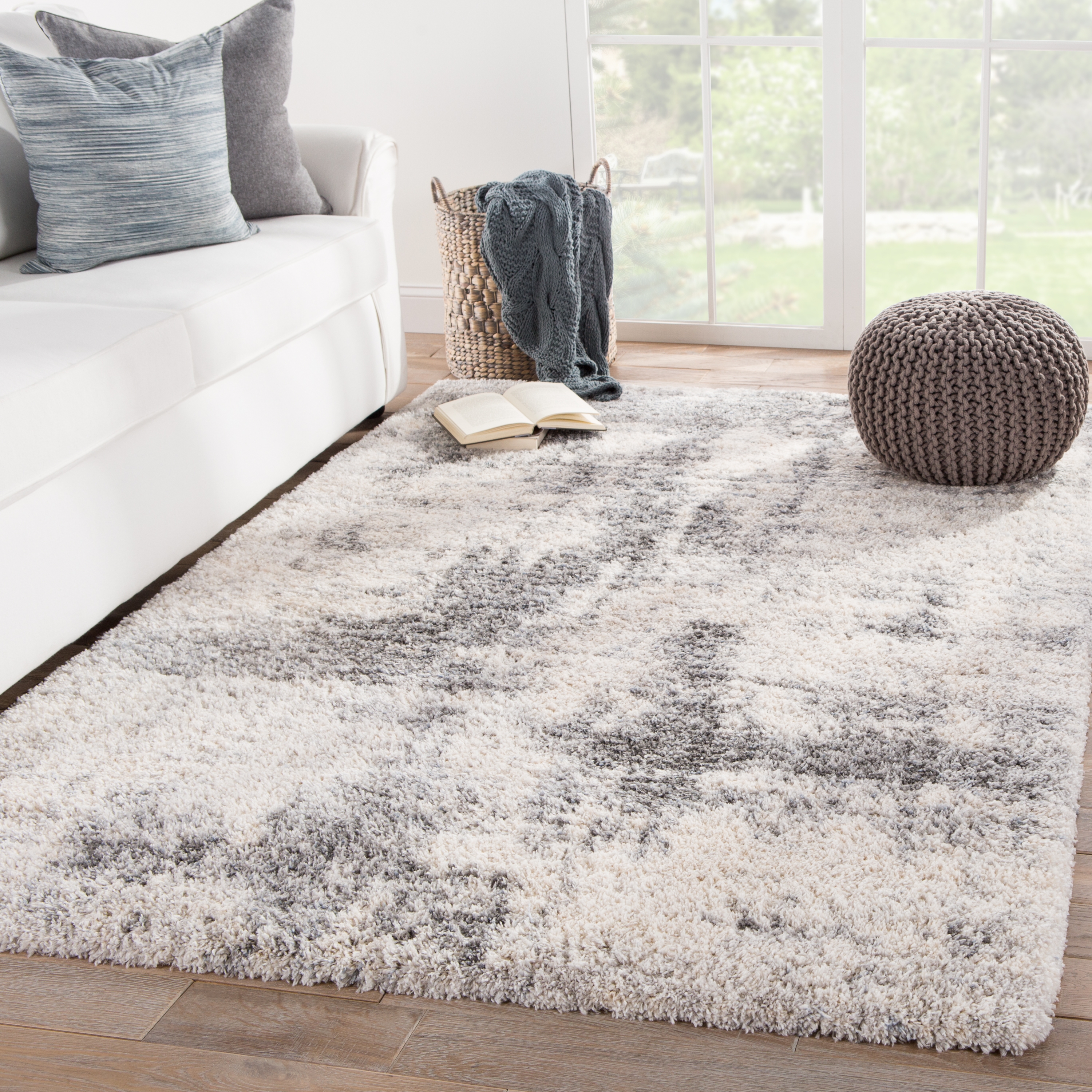 Serenade Abstract Ivory/ Light Gray Area Rug (5'3"X7'7") - Image 4