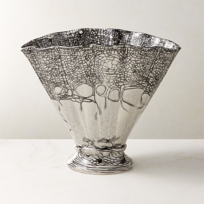 Cavo Scalloped Black And White Vase - Image 0