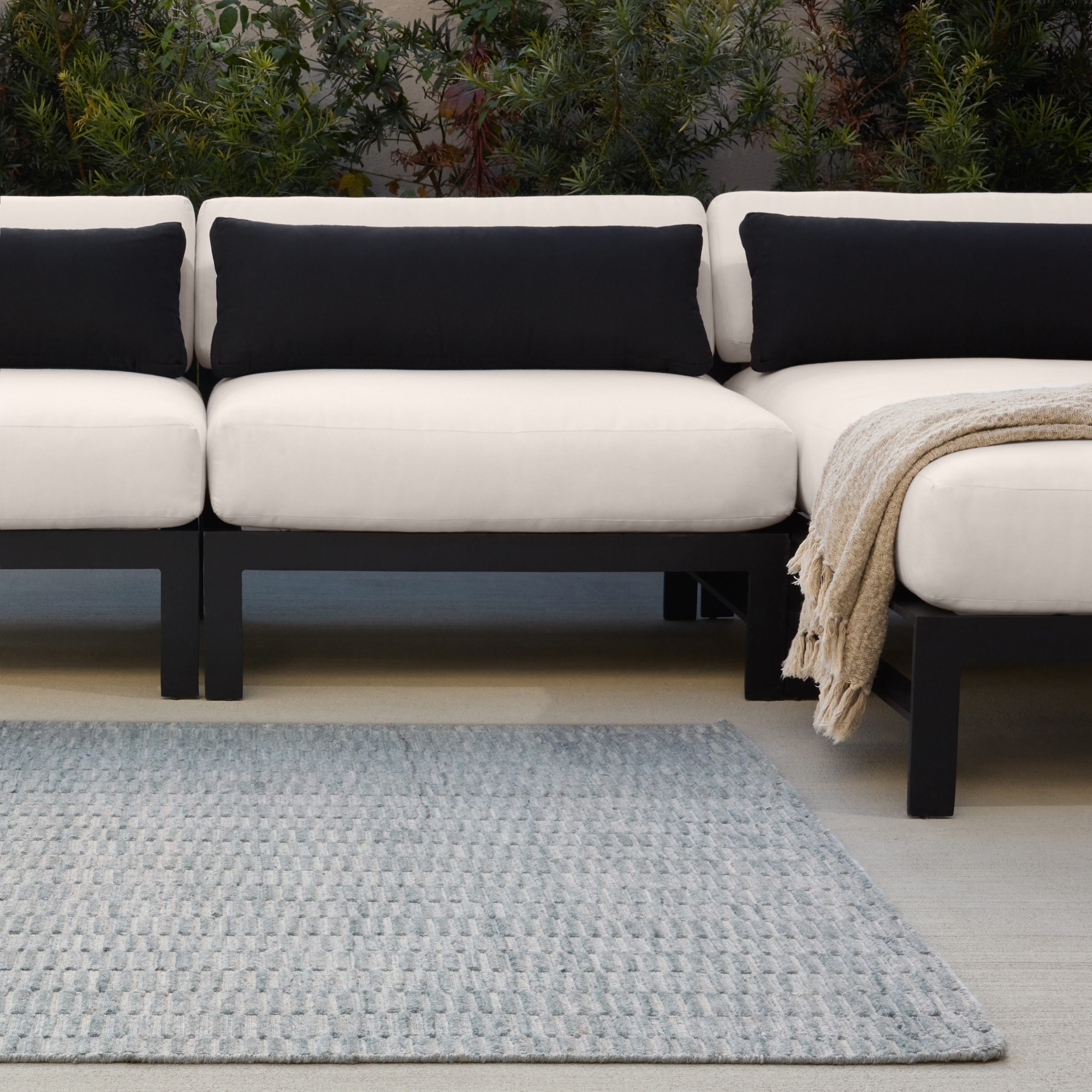 Aaren ROA01 Handmade Solid Blue Area Rug (7'9"x9'9") - Image 5