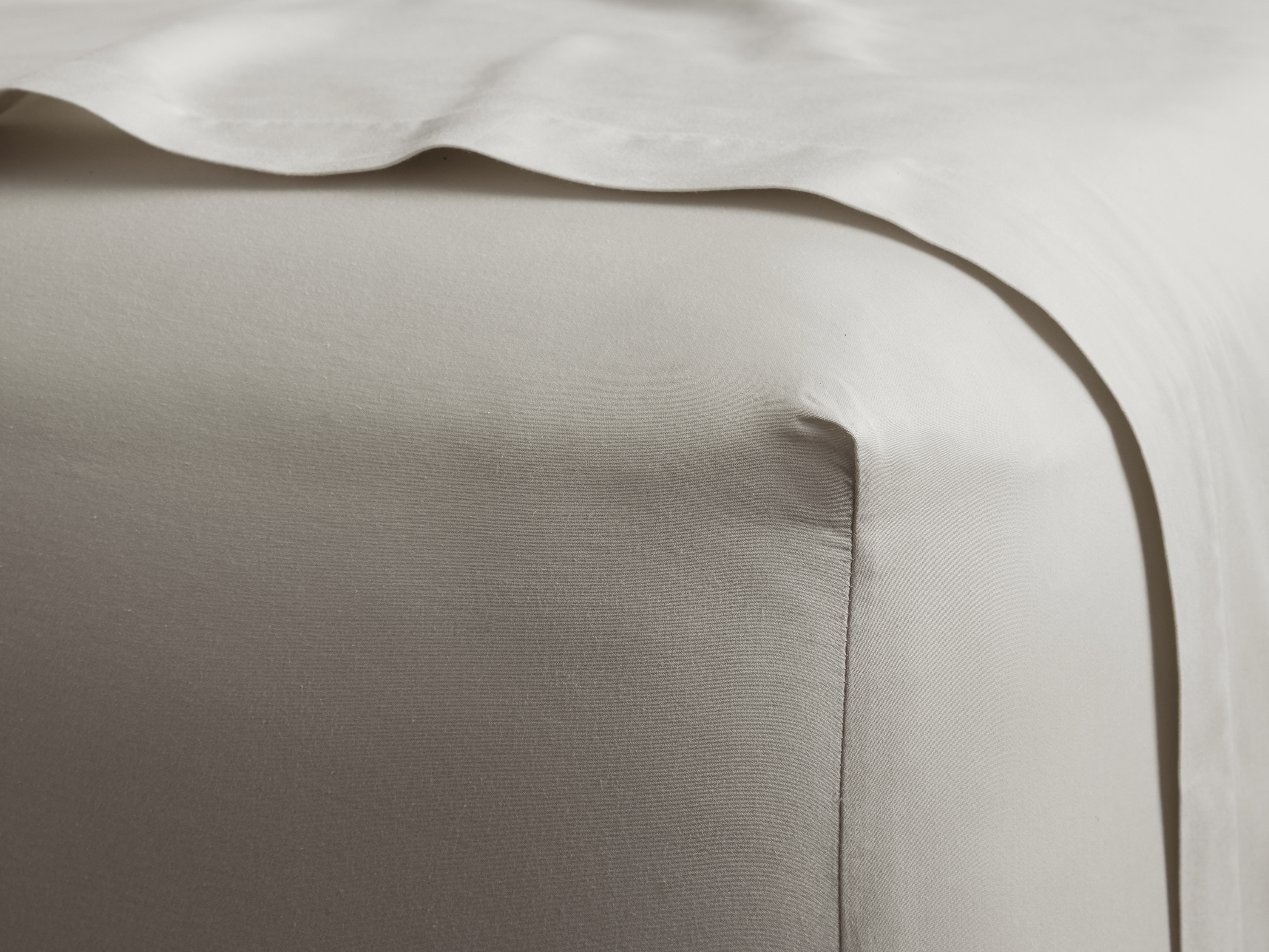 Italian Garment-Dyed Fitted Sheet Sateen Queen in Natural - Image 0