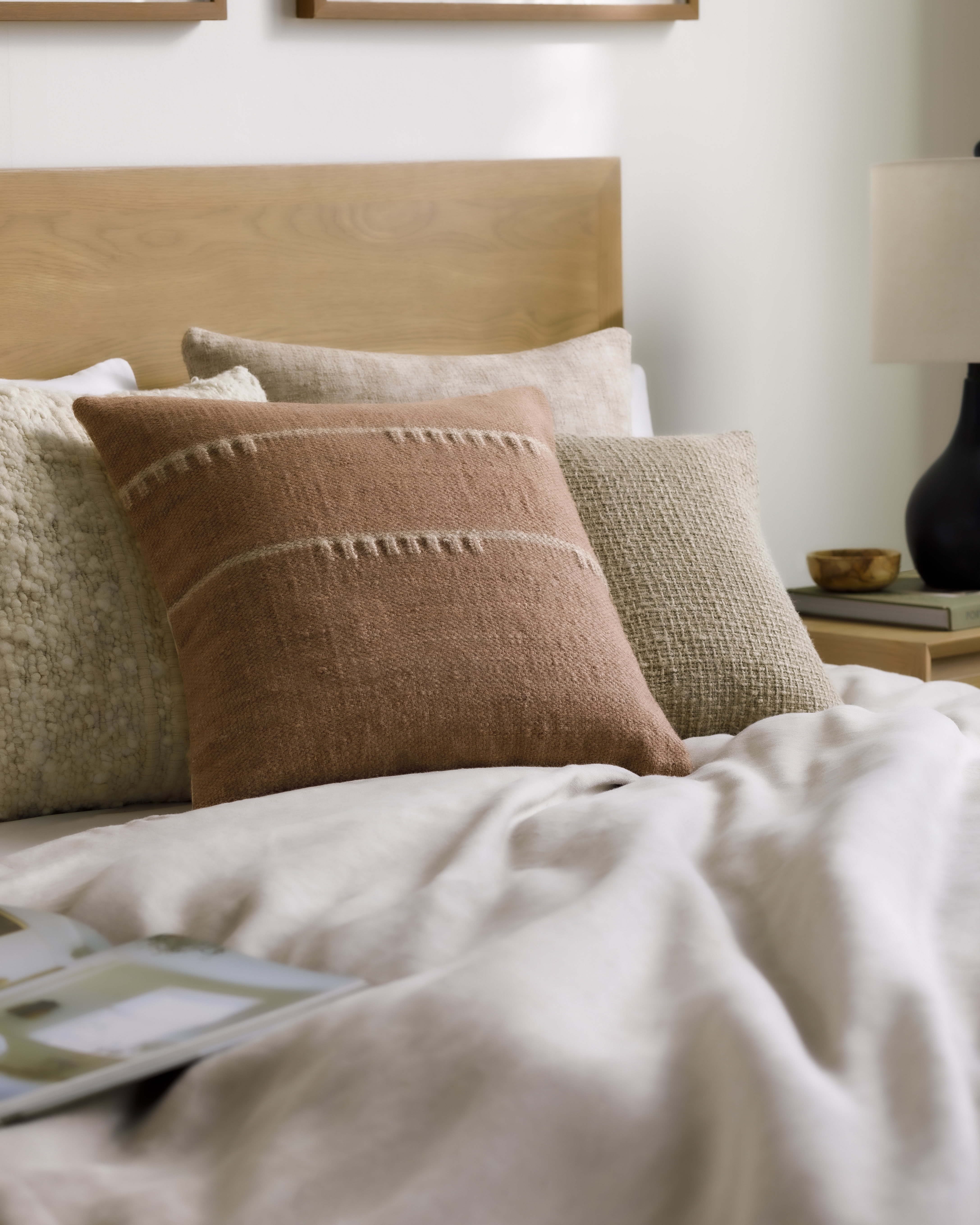 Harry HRY-002 18"L x 18"W Polyester Filled Pillow - Image 1