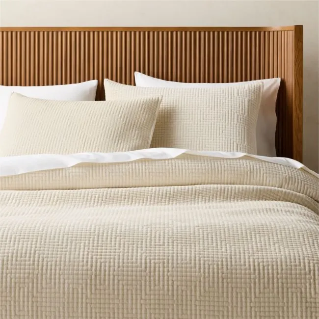 Kolson Warm White Organic Cotton Velvet King Quilt